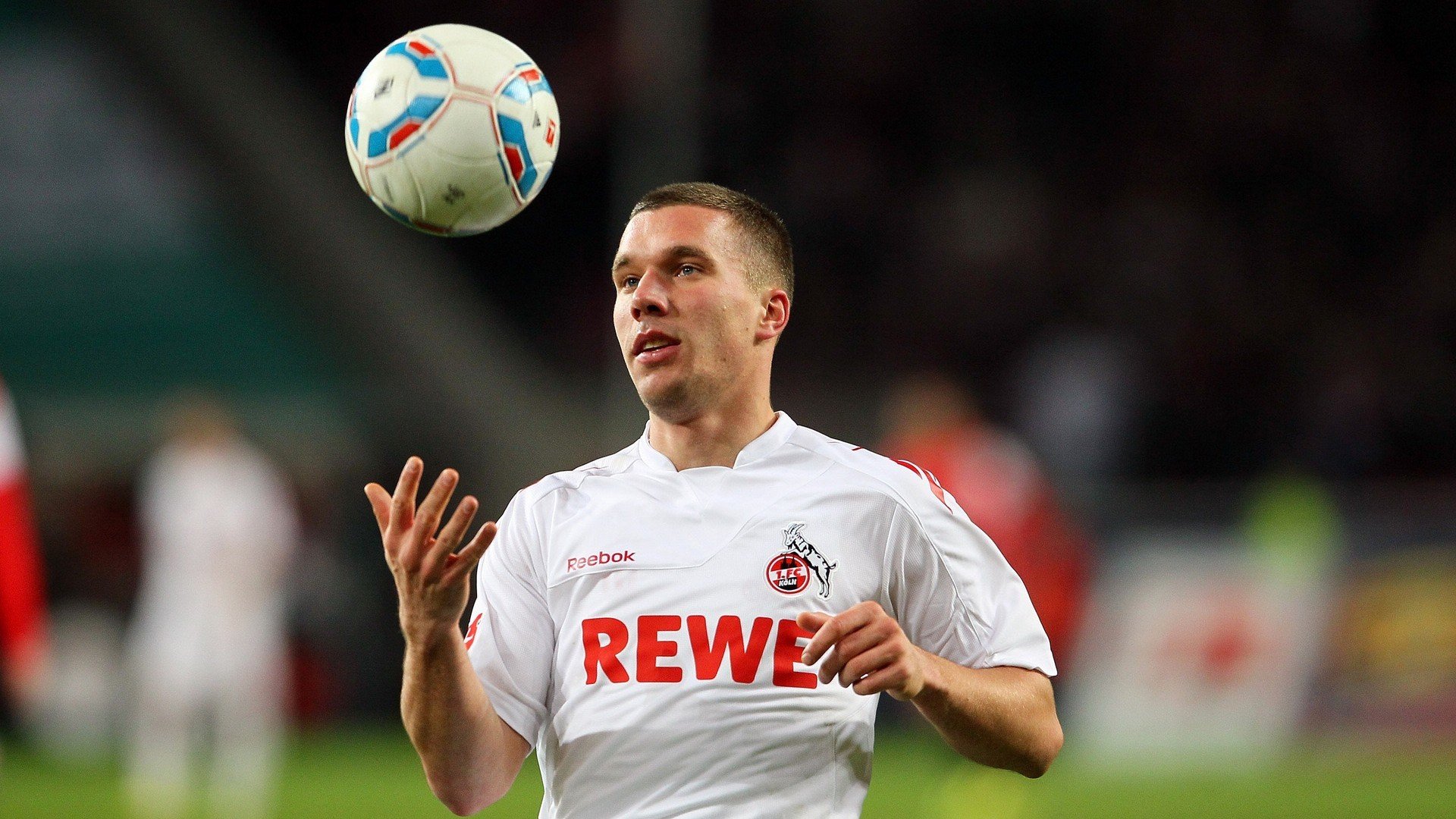 开云esports-德甲激烈争锋：攻守转换中的精彩瞬间，德甲榜首大战